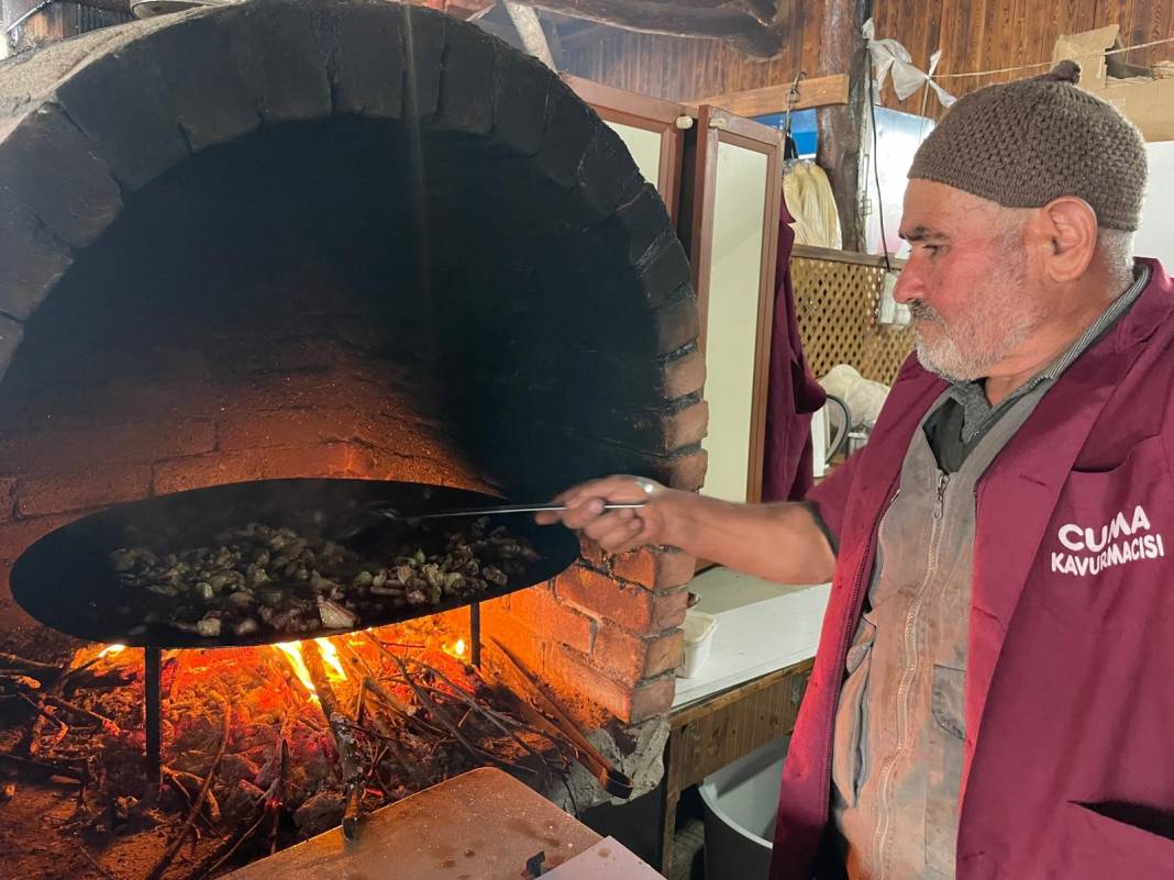 400 yıllık lezzet sırrı! Dualı etler sadece cuma günü pişiyor 8